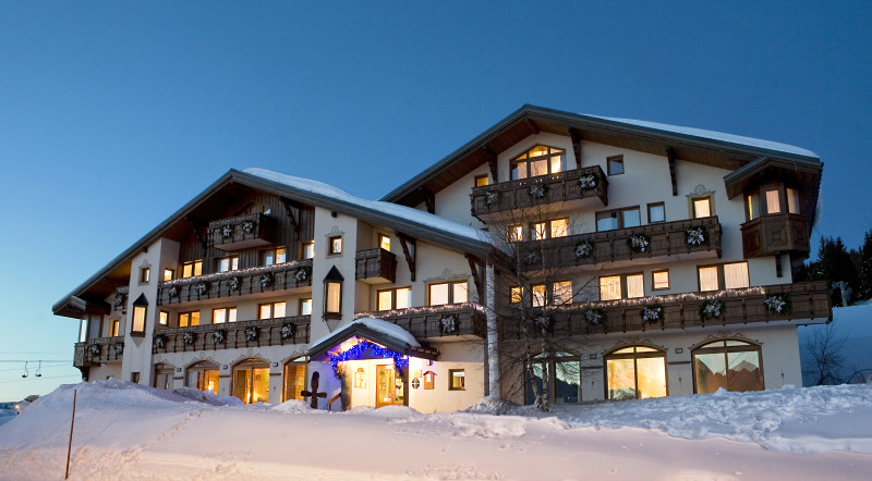 facade-hiver-hotel-le-calgary-les-saisies