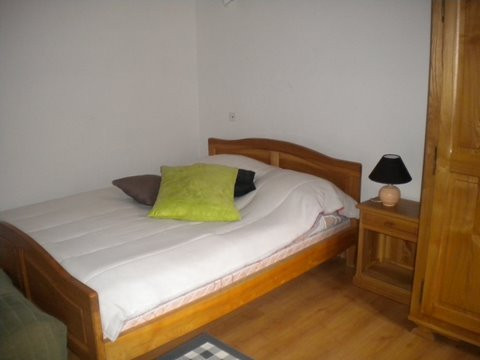 Chambre avec lits  2 fois 80 x 200 et un lit 90 x 190 
3 pers maximum