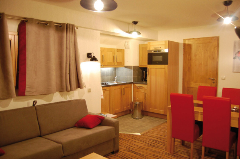 salon-salle-manger-cuisine-chalets-emeraude - © Lagrange Holidays salon-salle-manger-cuisine-chalets-emeraude