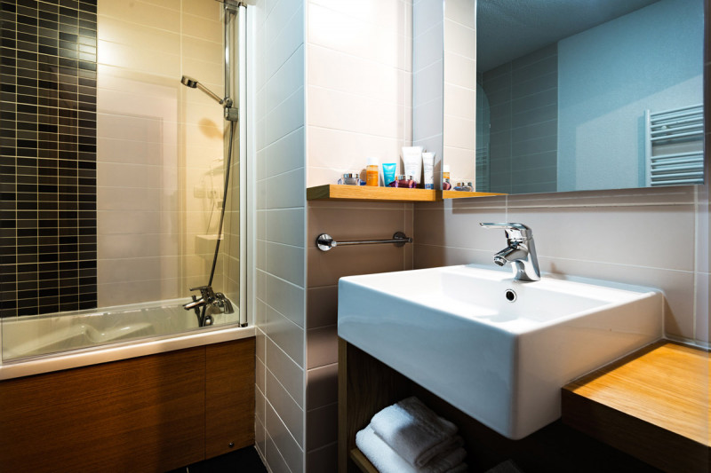 salle-de-bains-les-chalets-emeraude - © Lagrange Holidays salle-de-bains-les-chalets-emeraude