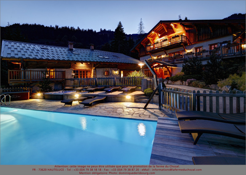 Piscine et jacuzzis extérieurs au pied de l'hôtel Piscine et jacuzzis extérieurs au pied de l'hôtel