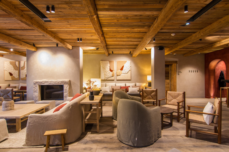 Hotel la Roche - salon cheminee Hotel la Roche - salon cheminee