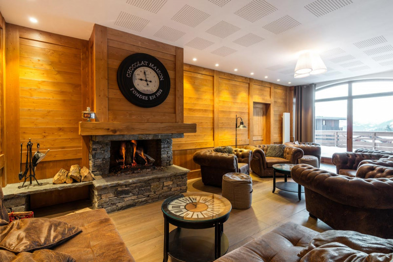 salon-cheminee-accueil-chalets-emeraude - © Lagrange Holidays salon-cheminee-accueil-chalets-emeraude