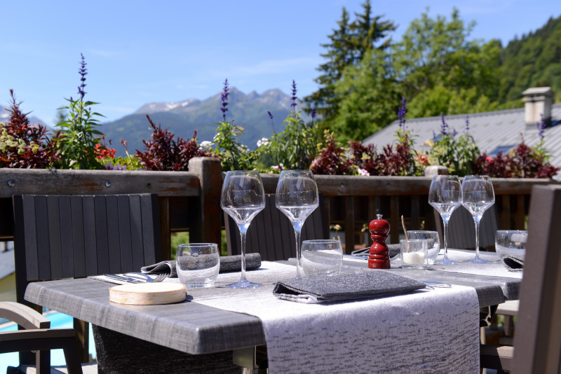 Table en terrasse avec vue imprenable Table en terrasse avec vue imprenable