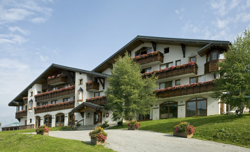 facade-ete-hotel-le-calgary-les-saisies facade-ete-hotel-le-calgary-les-saisies