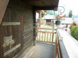 balcon vieille porte de grenier savoyard