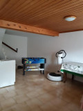 RDC- Grande entrée montée intérieure 1er-Etage. Lave linge, tables, baby enfant, appareil de musculation