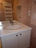 1er Etage,salle de bain, douche, lavabos, fenêtre
sèche serviette
WC séparé
