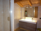 2ème Etage,salle de bain 
douche lavabos 2 vasques
sèche serviette
fenêtre. WC séparé