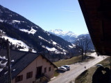 Vue depuis le balcon de l'étage, sur l'entrée du village de Hauteluce