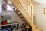 escalier menant à l'étage avec les 2 chambres