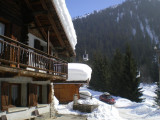 le chalet avec la télécabine en arrière plan et accès en voiture!