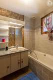 SALLES DE BAINS
Baignoire, meuble avec vasque  Sèche-serviettes
Sèche- cheveux