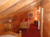 Chambre avec 2 lits de 90 cm. Oreiller, traversin, couvertures fournis pour chaque lit.