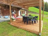 Pour l'été le salon de jardin et les transats devant le chalet