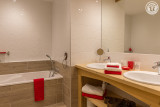 La salle de bains de la chambre 