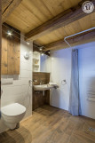 La salle de douche de la chambre 