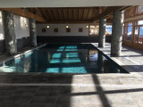 Piscine privative couverte et chauffée de la résidence (dans un chalet voisin) ouverte pendant les vacances scolaires de Noël, de février et d'été (attention PISCINE FERMÉE POUR L'ÉTÉ 2020 par mesure sanitaire Covid-19)