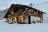 Façade sud du chalet La Sorsa, à 850m de la télécabine de Belleville - Hauteluce domaine des Contamines-Montjoies.