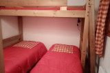 2 lits simples pouvant se rapprocher et un lit en mezzanine de 90