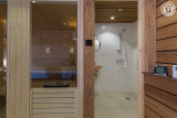 Le sauna et la salle de douche dans l'espace-piscine