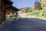 Entrée du chalet avec parking privatif et abri pour 1 voiture