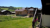 Vaste terrain plat autour du chalet
