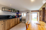 cuisine et porte vitrée vue Beaufortain