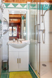 Petite salle d'eau, mais grande douche de 100cm x 130cm et radiateur séche-serviettes