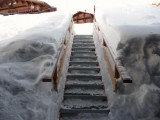 Accès sécurité avec escalier caillebotis depuis le parking privé, rue du Mirantin, au chalet