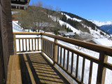 Balcon vue Sud-Est, assez large pour prendre les repas et les bains de soleil