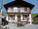 Vue sur la maison. Entrée rez-de-chaussée surélevé. Terrasse privative.