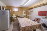 Buanderie avec lave-linge, sèche-linge, équipement pour bébé, 2ème frigo et congélateur
