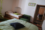Chambre 3 pers avec lits 2 fois 80 × 200 et un lit en 90 ×190 .