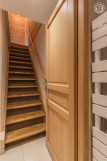 montée escalier du bas vers salle principale