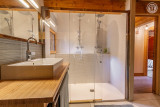 Salle d'eau avec double douche et une baignoire
