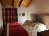 Chambre deux lits simples, rideaux occultants, deux chevets, 1 commode et 1 penderie