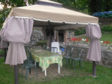 Jardin d'été avec barbecue