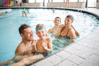 Baignade en famille au Signal aux Saisies