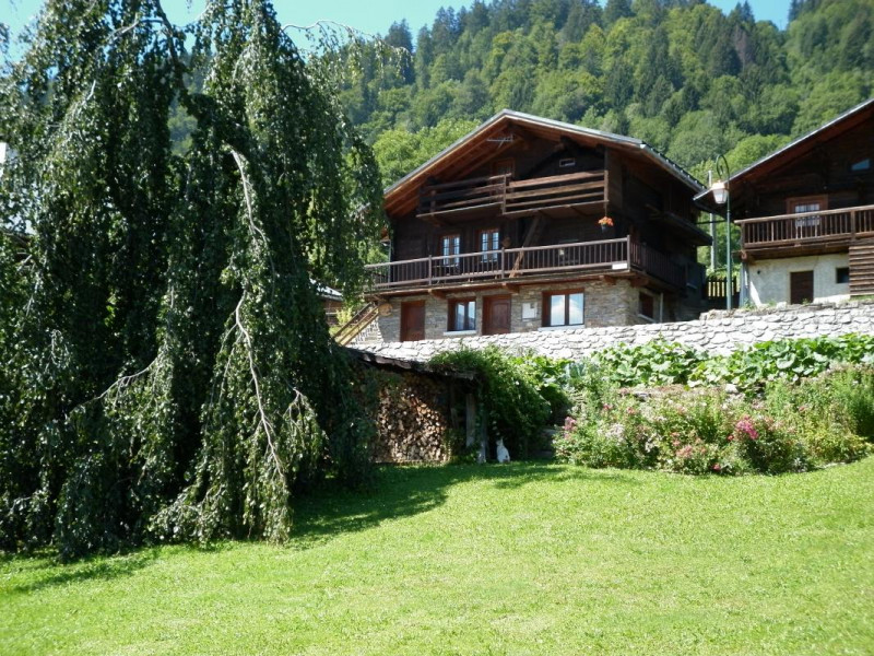 chalet avec belle vue dégagée sur les montagnes