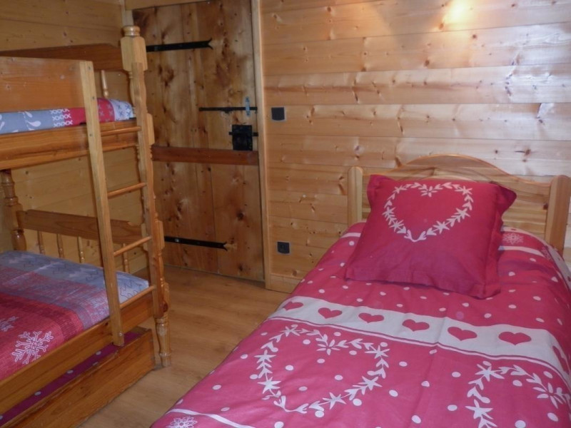 chambre 1 lits superposés, 1 lit 1 place
Porte grenier sortie balcon 2ème étage + petite lucarne