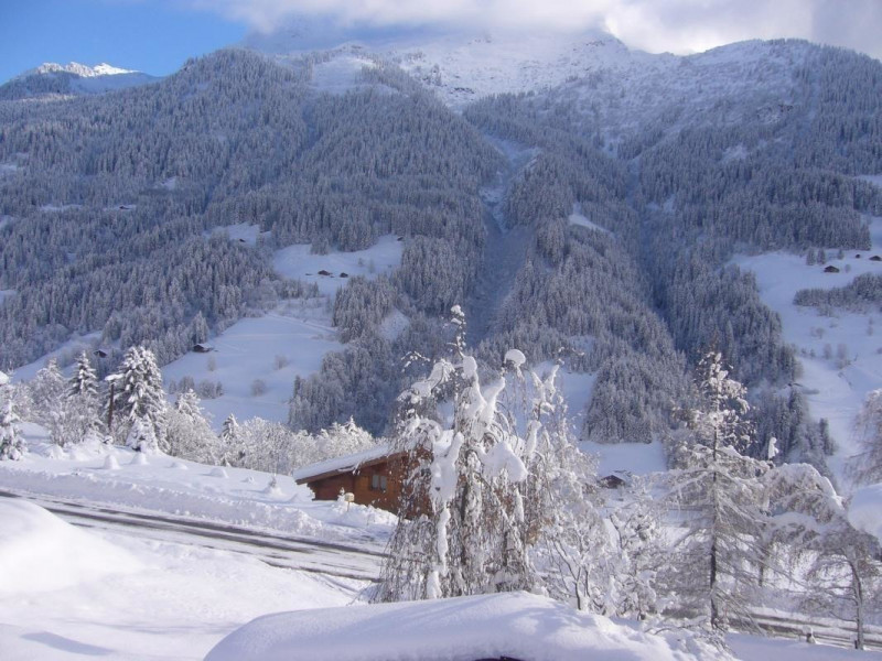 belle vue dégagée du balcon face à la chaine de montagne