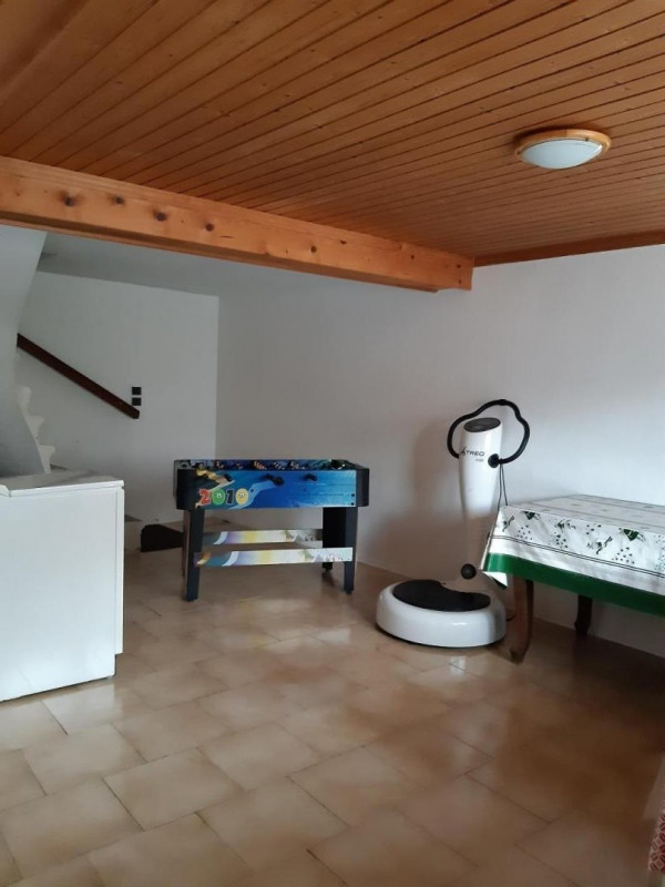 RDC- Grande entrée montée intérieure 1er-Etage. Lave linge, tables, baby enfant, appareil de musculation