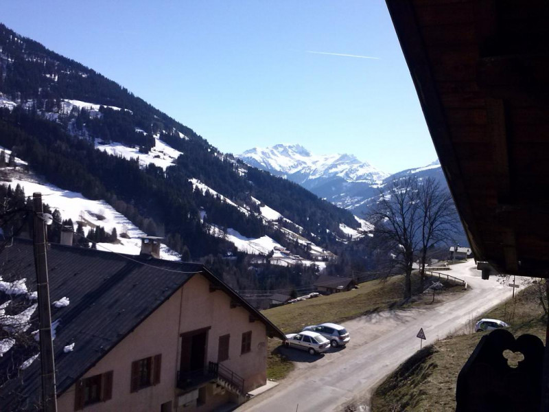 Vue depuis le balcon de l'étage, sur l'entrée du village de Hauteluce