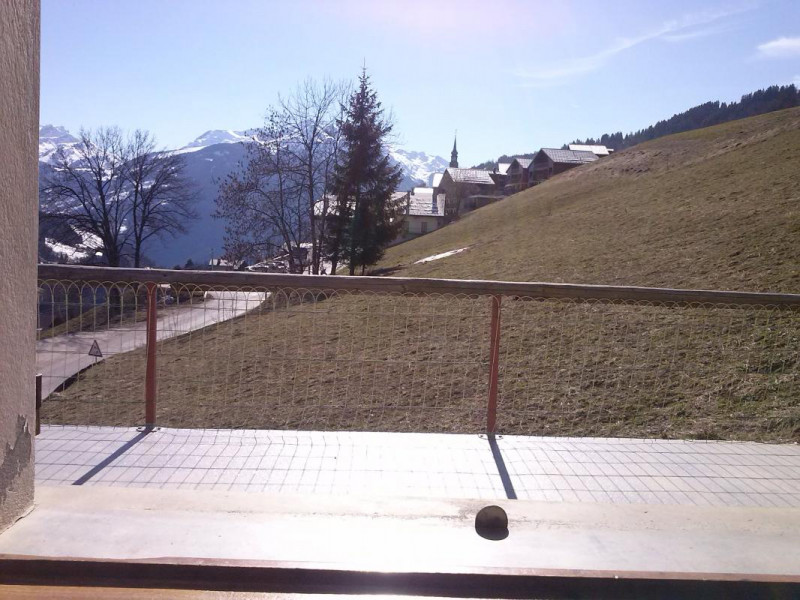 Vaste terrasse exposée plein ouest avec le village d'Hauteluce.