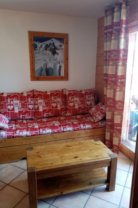 salon avec canapé gigogne pouvant se transformer en lit de 160 ou 2 lits de 80