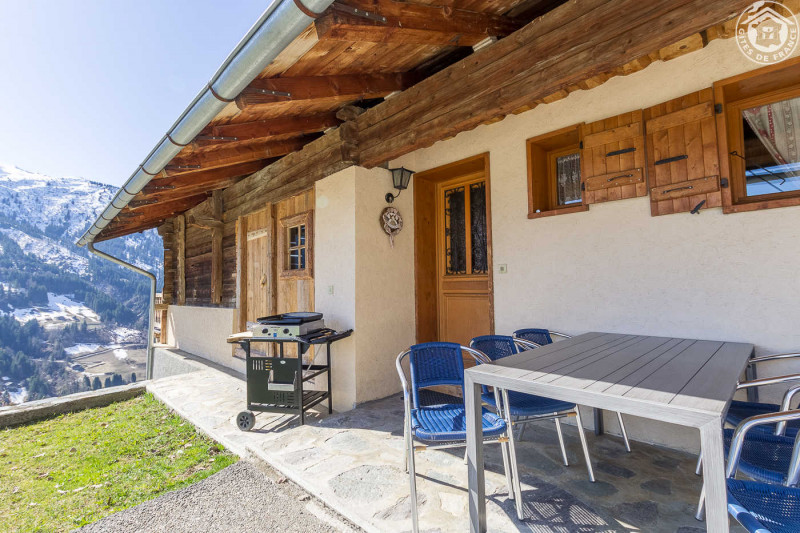 entrée du chalet
plancha gaz avec table et chaises