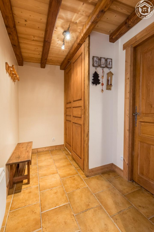 ENTREE
placard de rangement penderie avec cintres, sacs à dos et porte-bébé