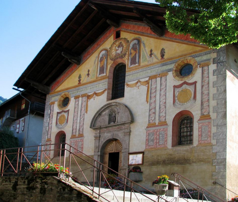 Très belle Eglise avec son élégant clocher à bulbe