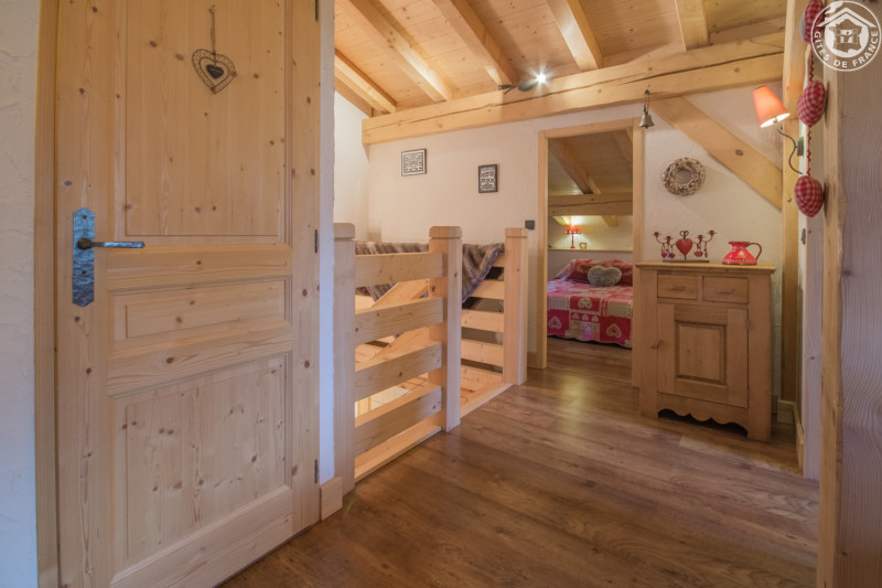 Mezzanine avec 2 chambres et un coin nuit, et une salle d'eau avec WC